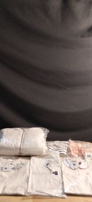 un lit sur lequel sont posés de nombreux oreillers