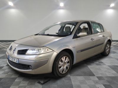 la photo d'une voiture argentée garée dans un garage