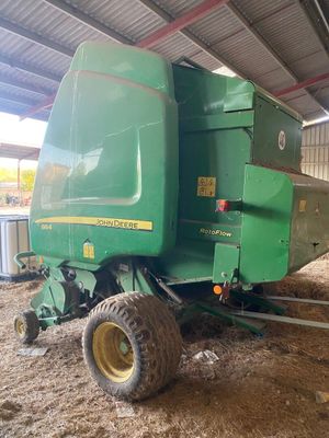 un tracteur garé dans une grange