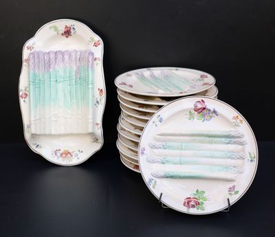 une pile d'assiettes et un porte-assiettes posés sur une table