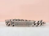 un bracelet en argent sur lequel est gravé un message