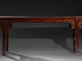 une photo d'une table en bois ornée de sculptures