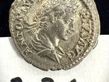 un gros plan d'une pièce de monnaie posée sur une feuille de papier