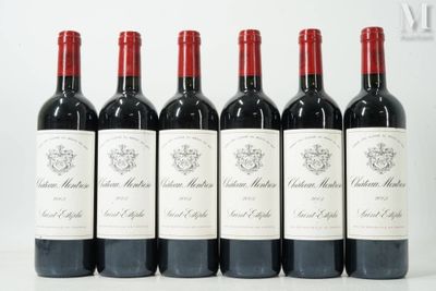 six bouteilles de vin rouge alignées sur une table