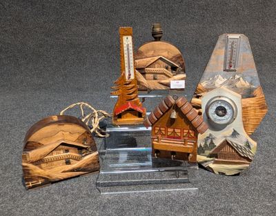 de nombreuses sculptures en bois exposées au sol
