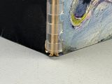 une photo montrant un gros plan d'un livre dans lequel se trouve un stylo