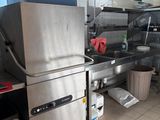 une cuisine avec un évier et un réfrigérateur