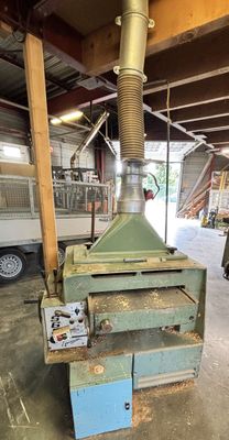 une machine qui se trouve à l'intérieur d'un bâtiment