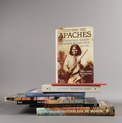 plusieurs livres sont empilés sur une table