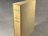 un livre à la couverture dorée posé sur une table