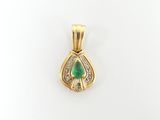 pendentif en émeraude et diamant sur fond blanc