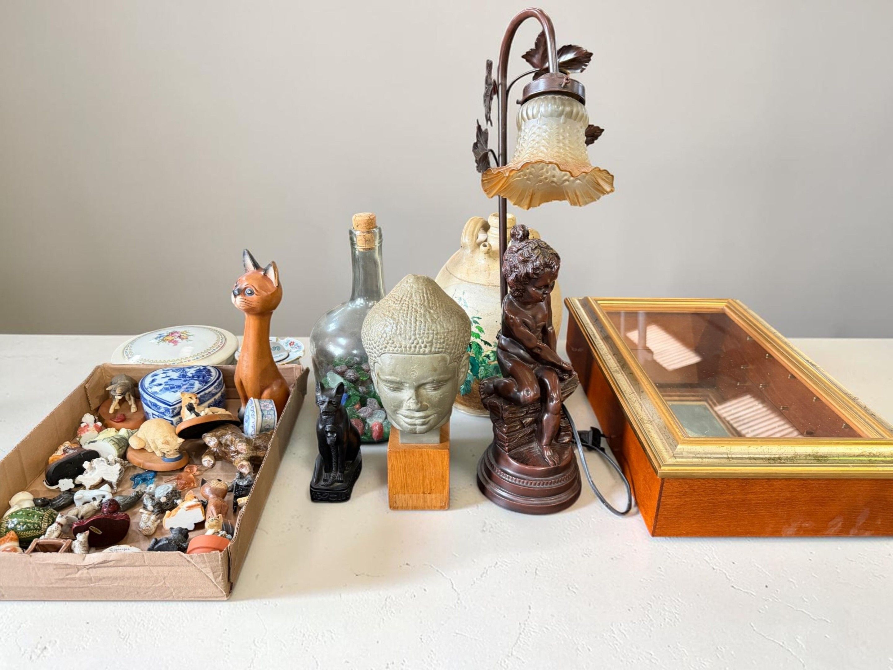 Sujets chats et petits bibelots, vitrine, lampe en compositi…