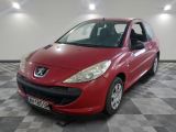 une photo d'une voiture rouge garée dans un showroom