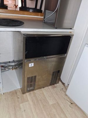 Machine à glaçons grand modèle sans marque apparente