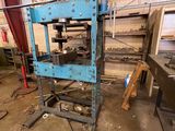 une image représentant une grande machine à l'intérieur d'un bâtiment