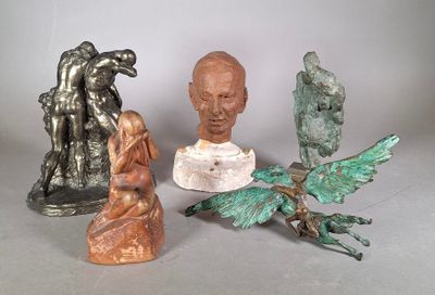 trois statues représentant des personnes et un oiseau posées sur une table