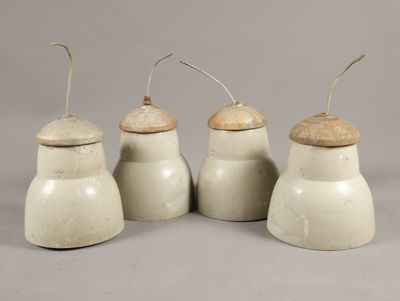 trois pots en céramique blanche avec des couvercles en bois et un fil métallique sur le dessus