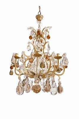 une image d'un lustre en cristal suspendu au plafond