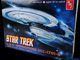 une boîte contenant une maquette d'un vaisseau de Star Trek
