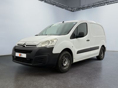 La camionnette blanche est garée dans la pièce vide de l'immeuble.