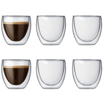 un ensemble de six tasses en verre remplies de café sur fond blanc