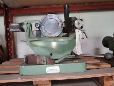 a machine that is sitting on top of a pallet