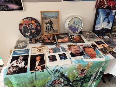 une table recouverte d'une nappe sur laquelle sont disposées des photos et encore des photos