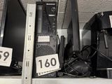 beaucoup de matériel informatique sur les rayons du magasin