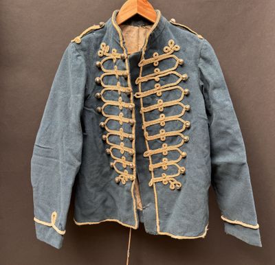une vieille veste bleue avec des boutons dorés et des boutons dessus