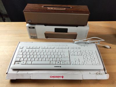 Lot composé d'un clavier filaire et d'une enceinte imitation…