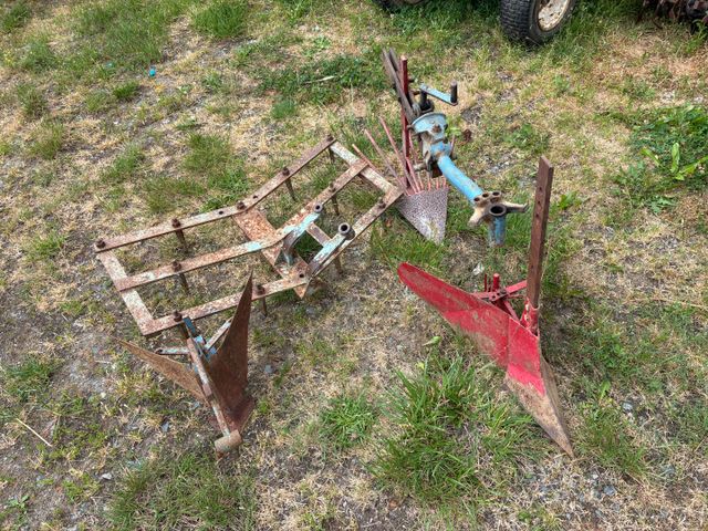 Lot comprenant arrache patate, petite herse et deux versoirs. TVA