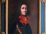 portrait d'un homme vêtu d'un manteau noir à col rouge