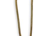un collier en or représentant une queue de serpent sur fond blanc
