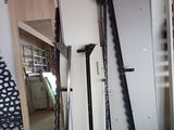 Plusieurs skis et bâtons sont appuyés contre un mur dans une pièce.