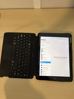 une tablette et un ordinateur portable posés côte à côte sur un bureau
