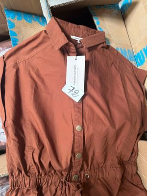 une chemise marron posée sur un carton