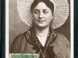 une vieille photo d'une femme portant un chapeau sur la tête