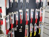 de nombreux types d'outils différents exposés dans un magasin