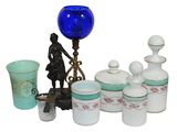 un grand nombre d'objets différents posés sur une table