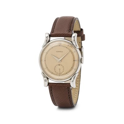 gros plan d'une montre sur fond blanc avec un bracelet marron