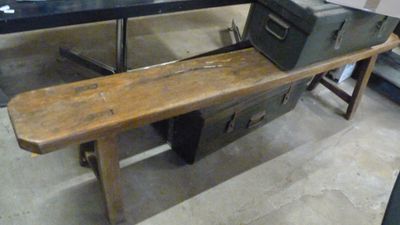 une table en bois sur laquelle se trouve une boîte noire