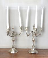 PAIRE DE CANDELABRES à trois bras de lumière en bronze argen…
