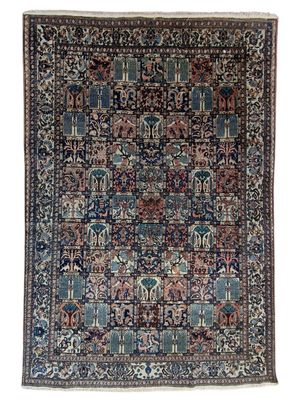 un tapis persan ancien aux couleurs bleu et rouge