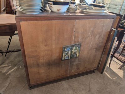une armoire en bois sur laquelle sont posés des assiettes et des bols