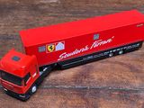 un camion miniature posé sur une table en bois