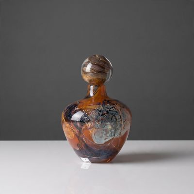 une petite bouteille en verre posée sur une table