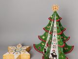 un petit sapin de Noël à côté d'un morceau de fromage