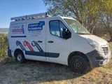 une camionnette blanche garée dans l'herbe