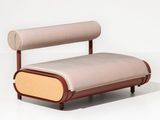 un banc en cuir avec une structure en bois