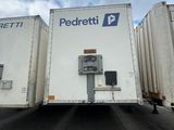 deux remorques garées sur un parking
